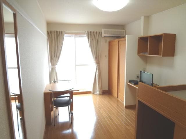 Room image 8