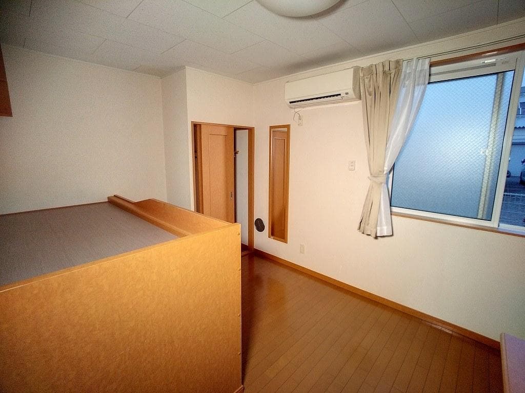 Room image 8
