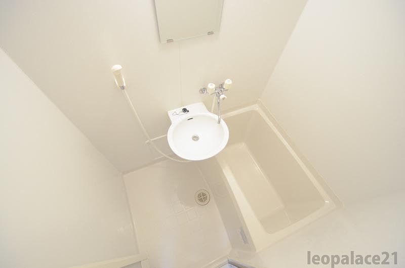 Room image 8