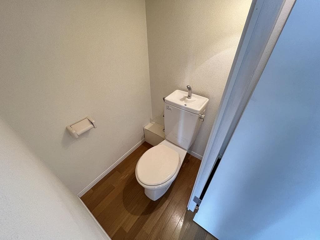 Room image 8