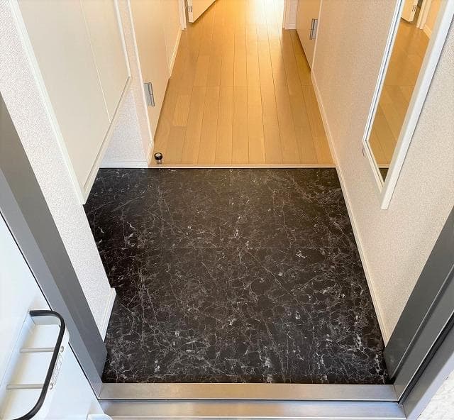 Preview interior of LEONEXT Corina