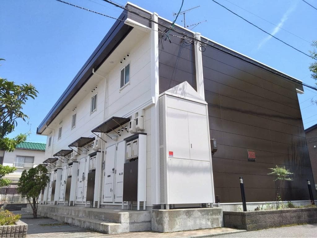 Main exterior of leopalace Akamichi