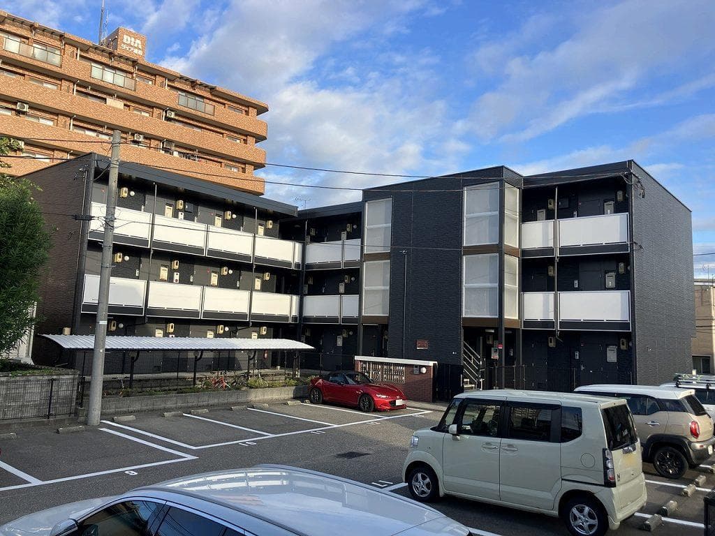 Main exterior of leopalace Saiwai