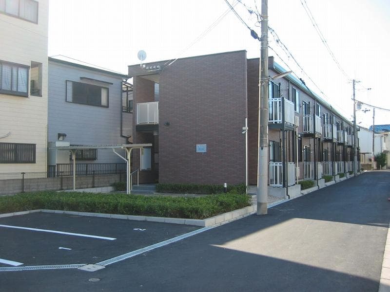 Main exterior of LEONEXT Five Street