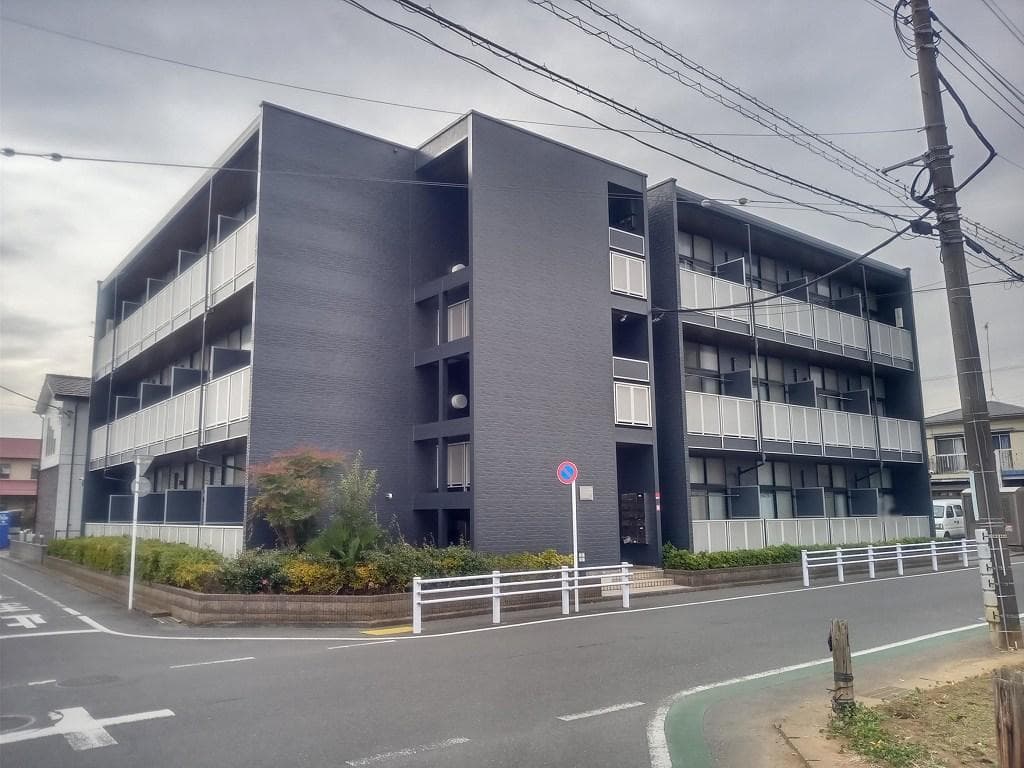 Main exterior of leopalace Hamura