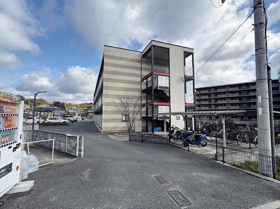 Main exterior of leopalace Nishikyo