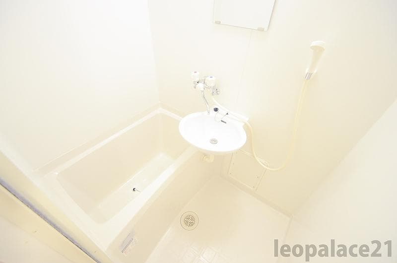 Room image 8