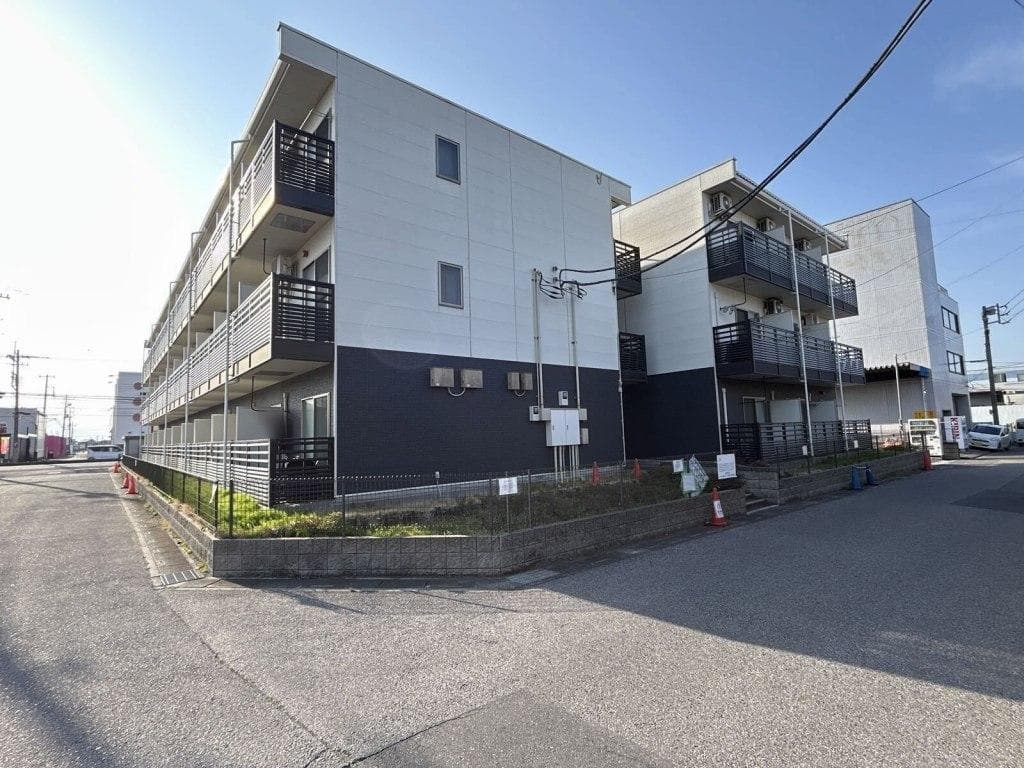 Main exterior of LEONEXT Luna Lumiere Koshigaya