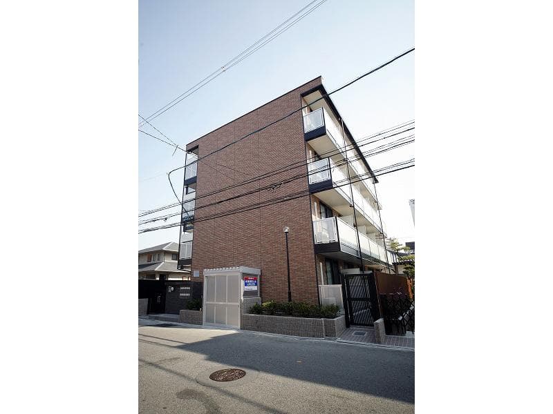 Main exterior of leopalace Abril Sanbankan