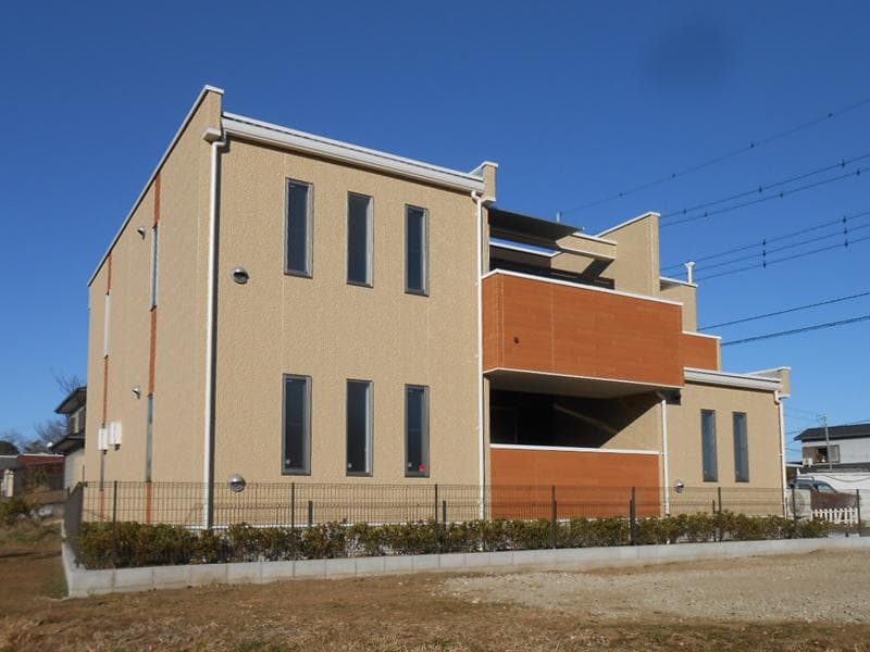 Main exterior of LEONEXT Bell Road