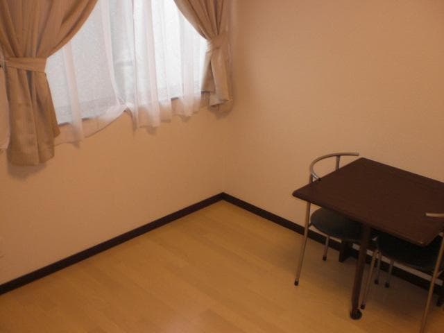 Room image 8