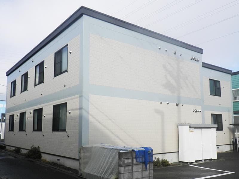 Main exterior of leopalace Pine Court