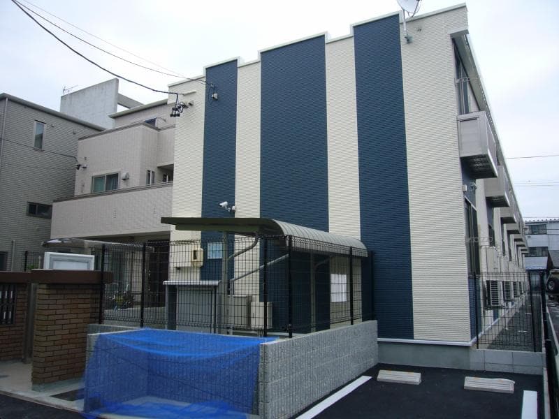 Main exterior of LEONEXT Tsutsui
