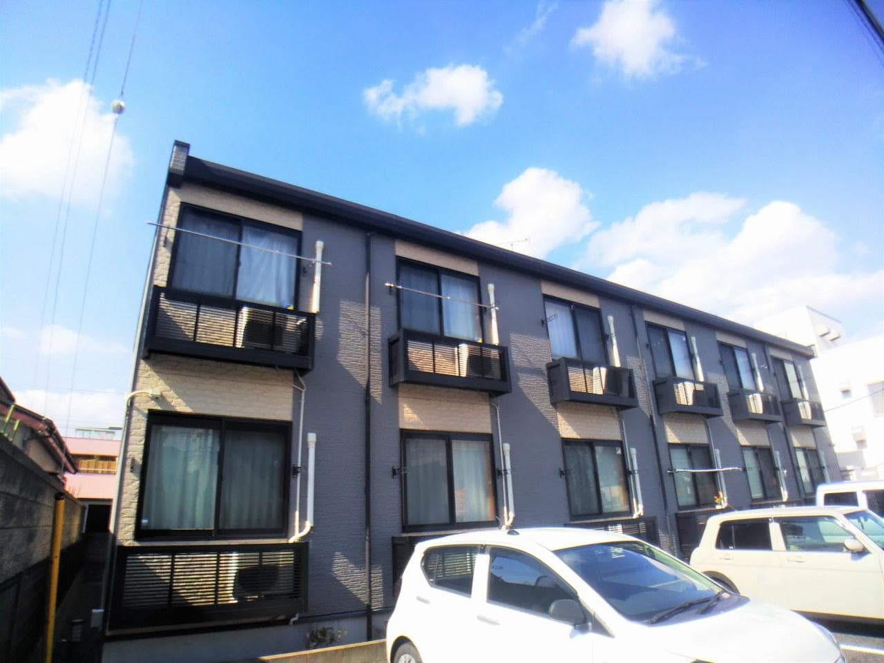 Main exterior of leopalace Ojidai Sanbankan