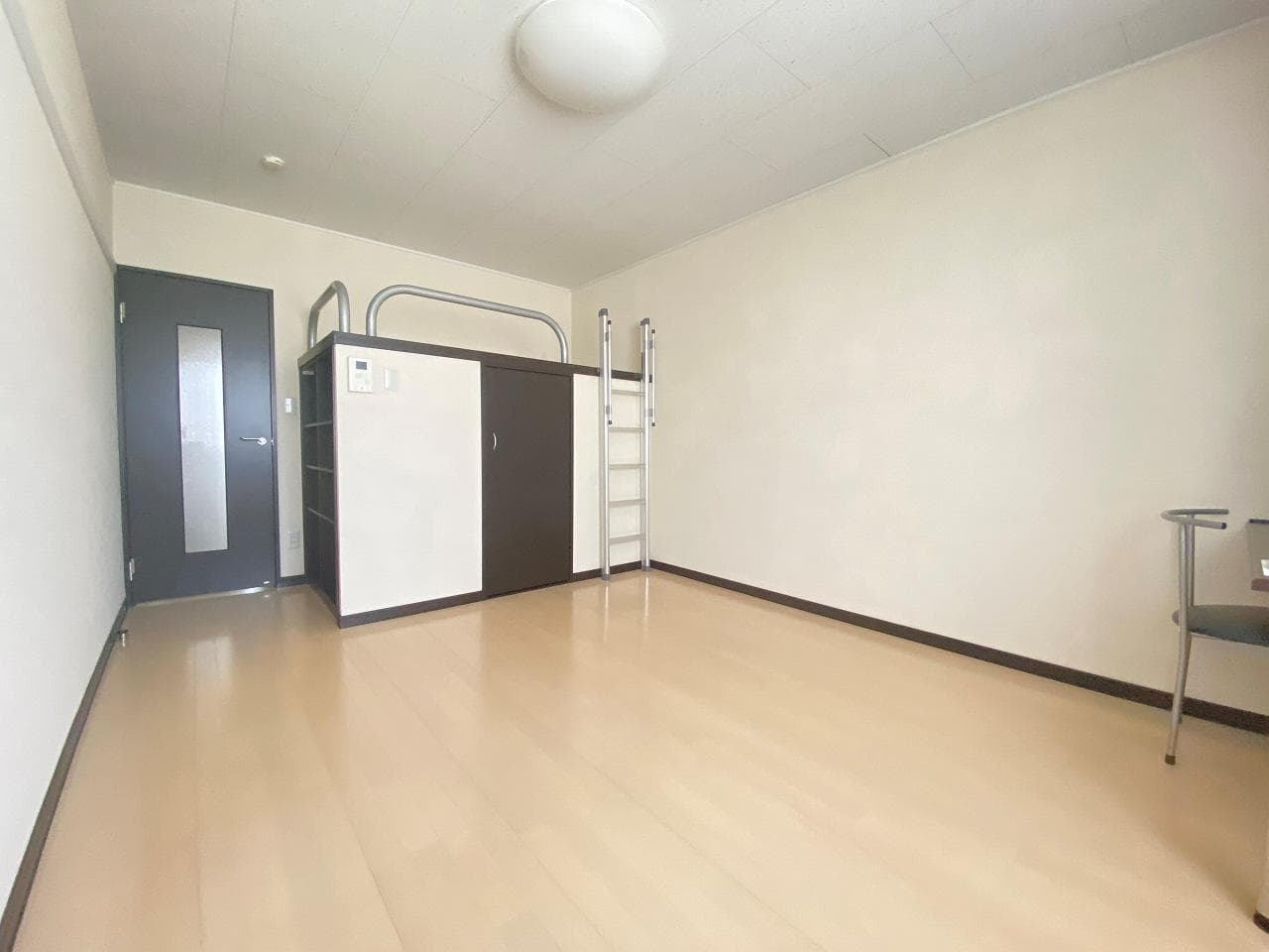 Preview interior of LEONEXT Slim Hills
