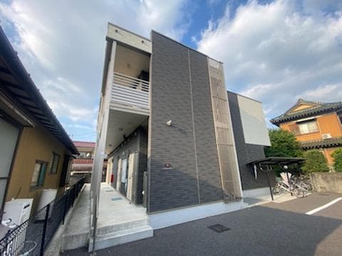 Main exterior of MIRANDA Prejour II