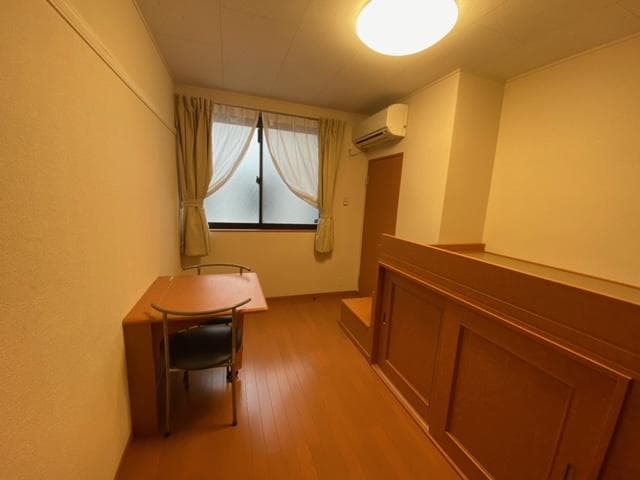Room image 8