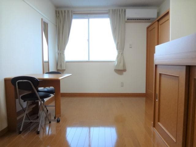 Room image 8