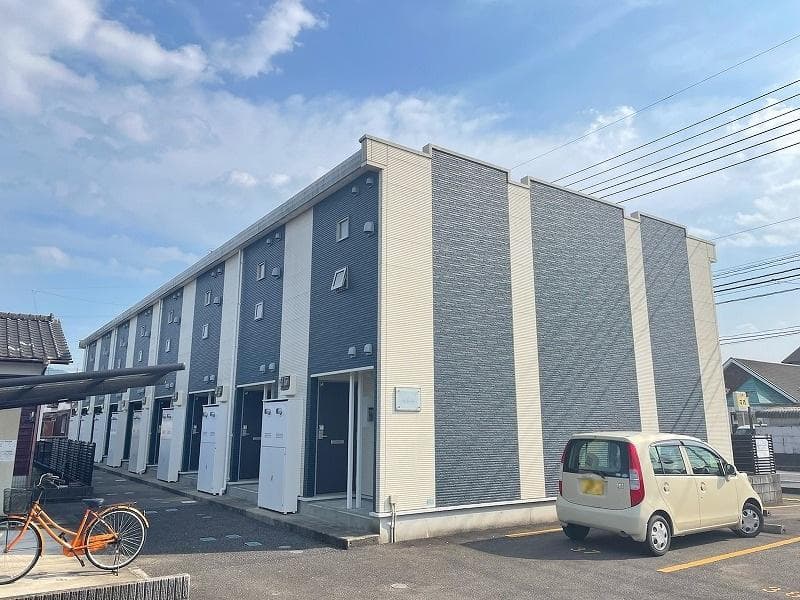 Main exterior of LEONEXT Est World
