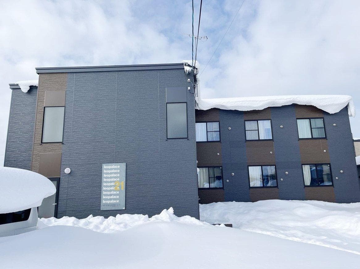 Main exterior of leopalace Lively III