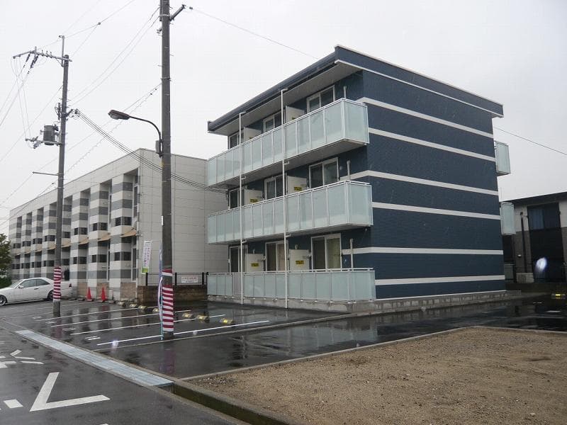 Main exterior of LEONEXT Charmant III