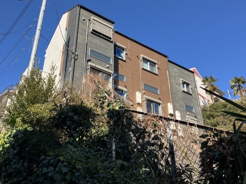 Main exterior of jaune doll