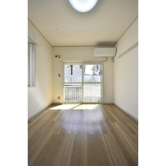 Room image 9