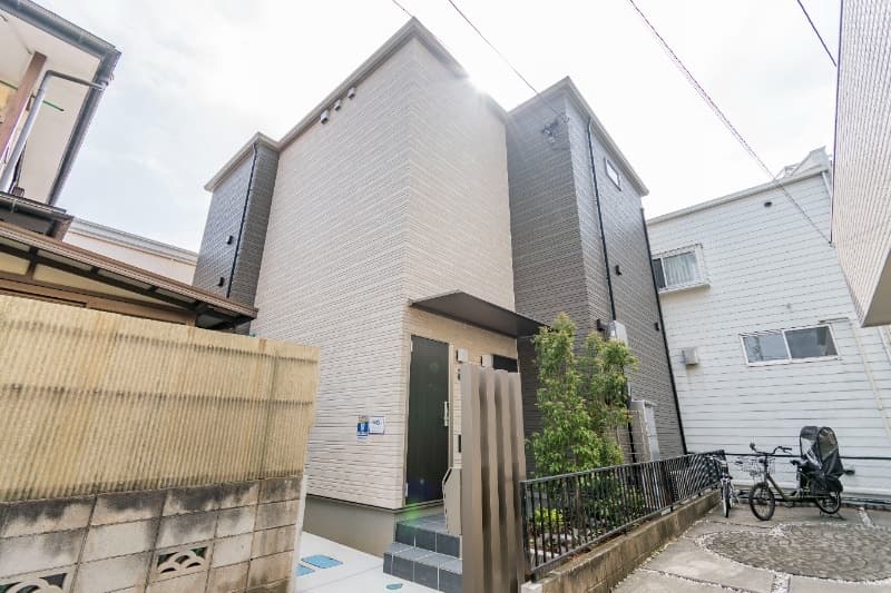 Main exterior of Lys blanc