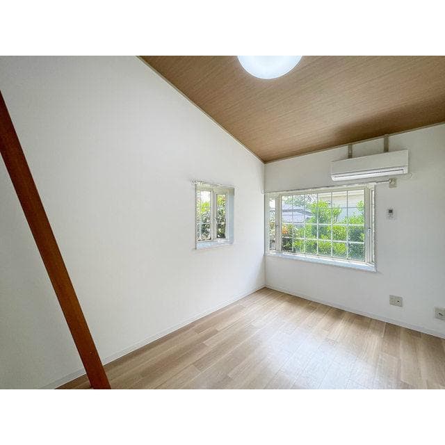 Room image 13