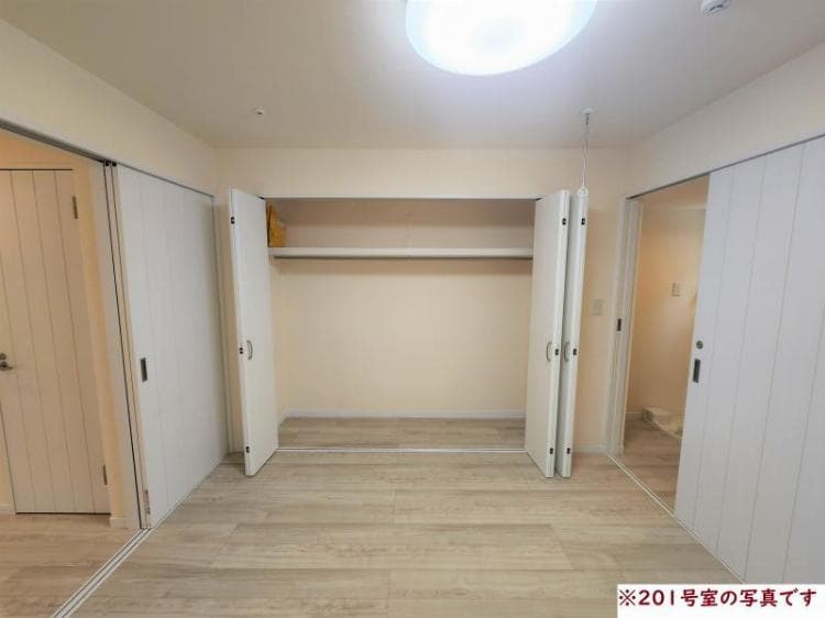 Room image 11
