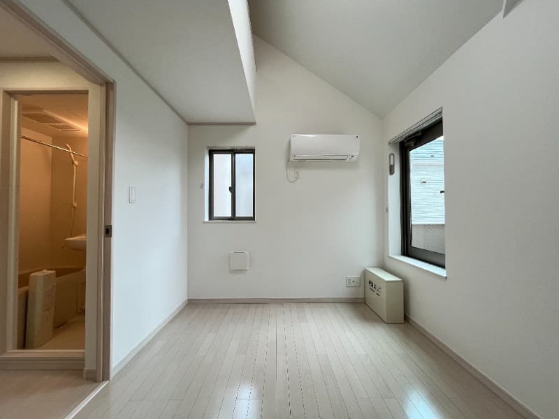 Room image 12