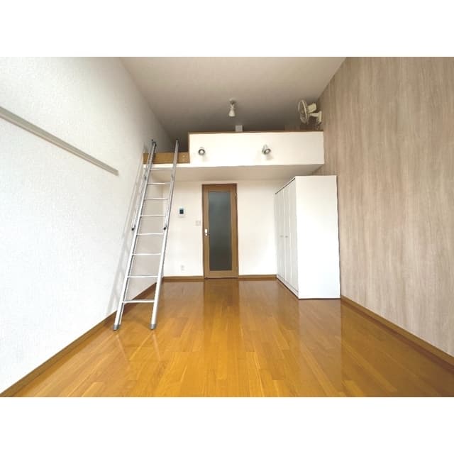 Room image 8