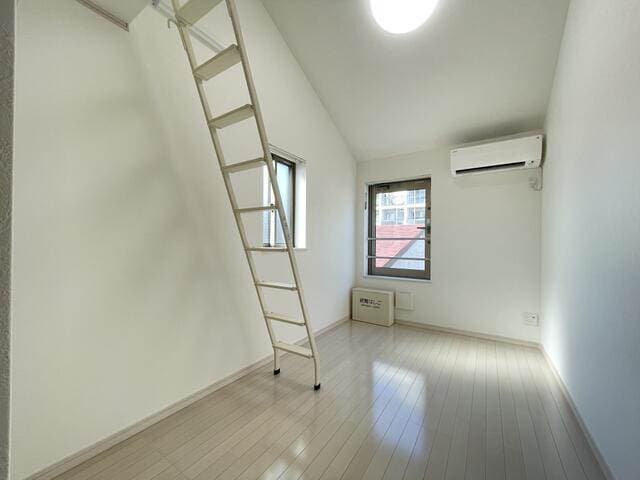 Room image 9