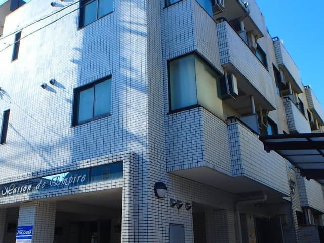 Main exterior of Maison de Empires