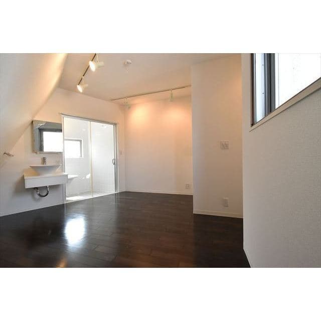Room image 16