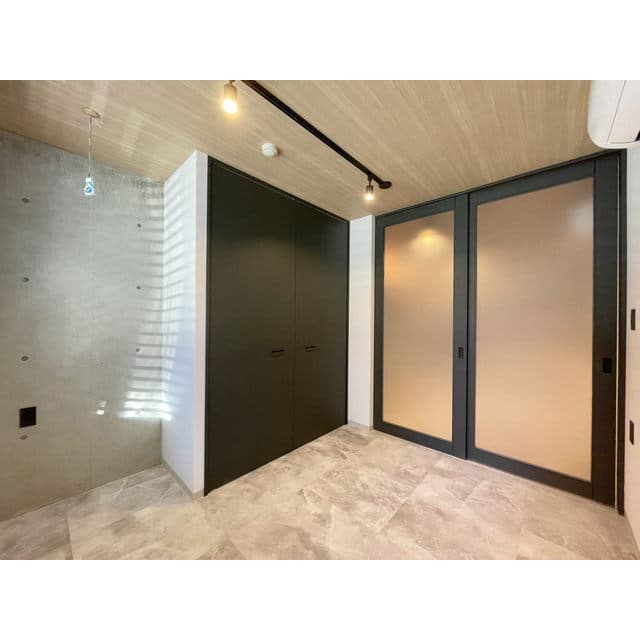 Room image 16