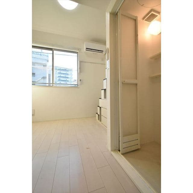 Room image 12