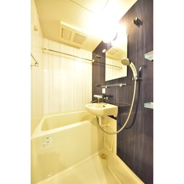 Room image 10