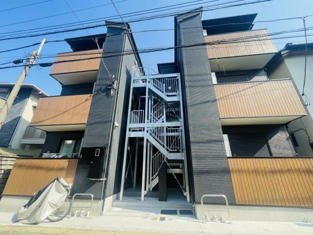 Main exterior of Gratuit