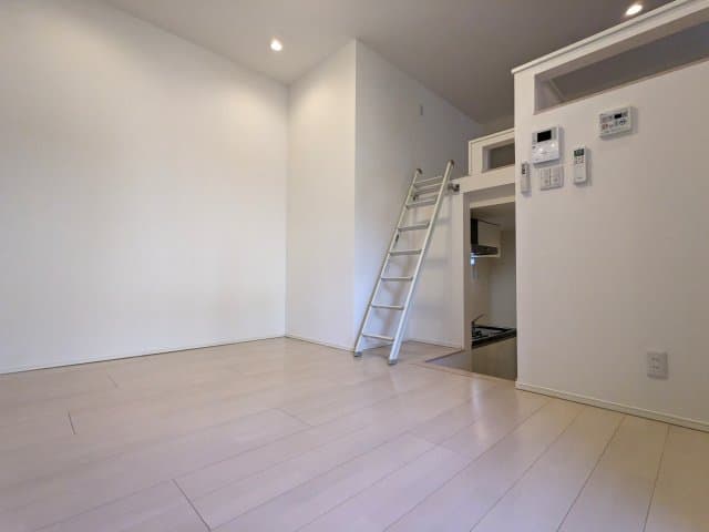 Preview interior of Claire Johsai