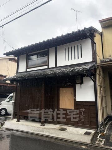 Main exterior of Ubaga Tōzai-cho Detached House