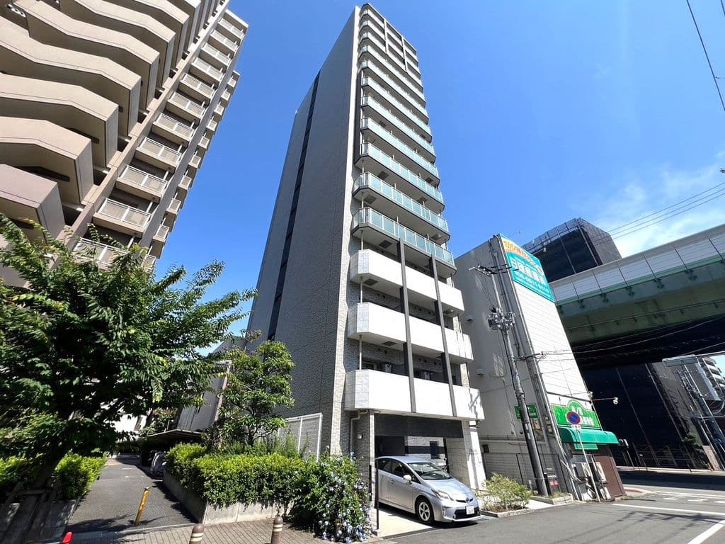 Main exterior of Rb Eslead Osaka Castle Kurogu