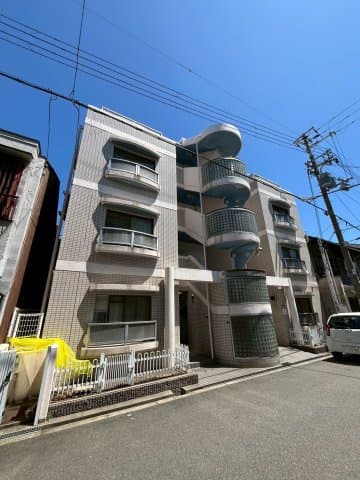 Main exterior of Seiki Mansion