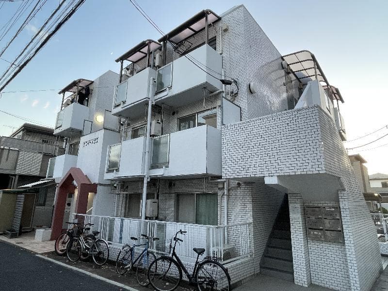 Main exterior of White House Takatsu (White House Takatsu)