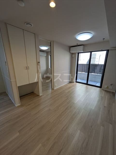 Preview interior of Janviere Luna